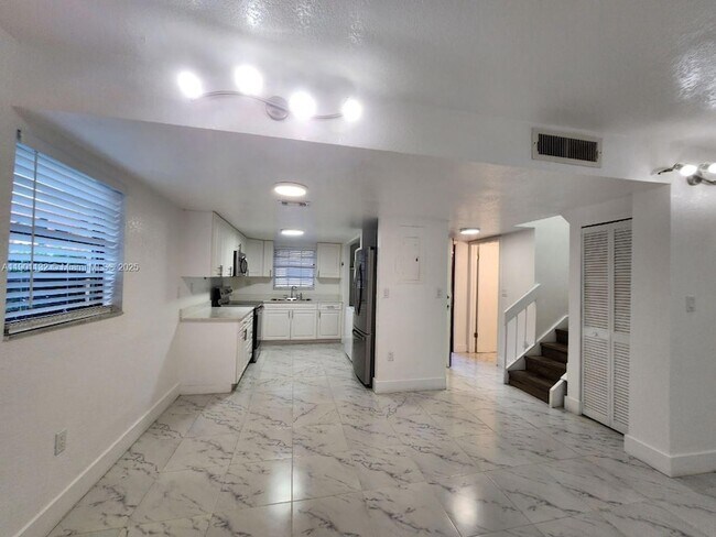 Building Photo - 5100 W 12th Ln