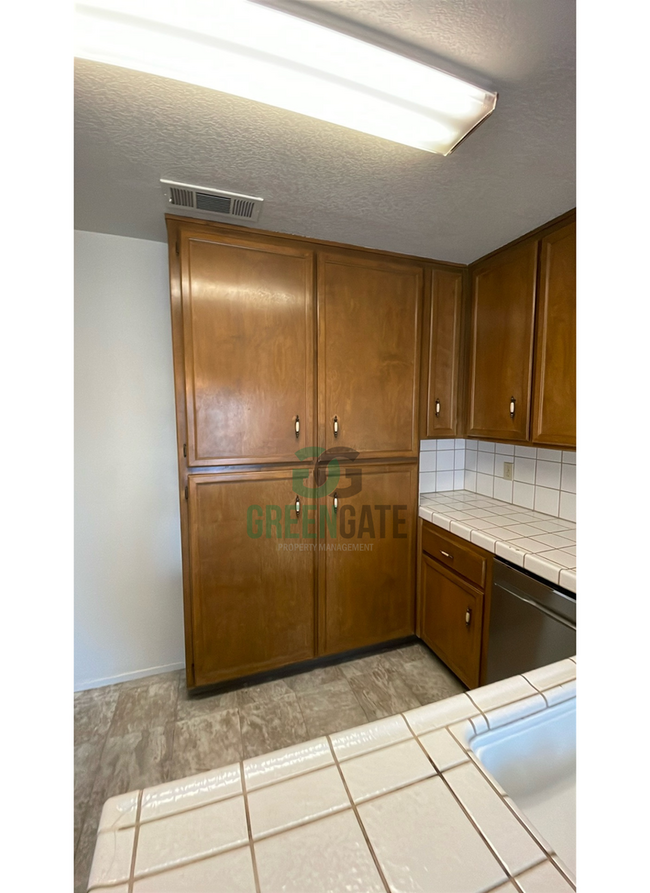 Building Photo - Gate Community 2 Bedroom Condo Availabilit...