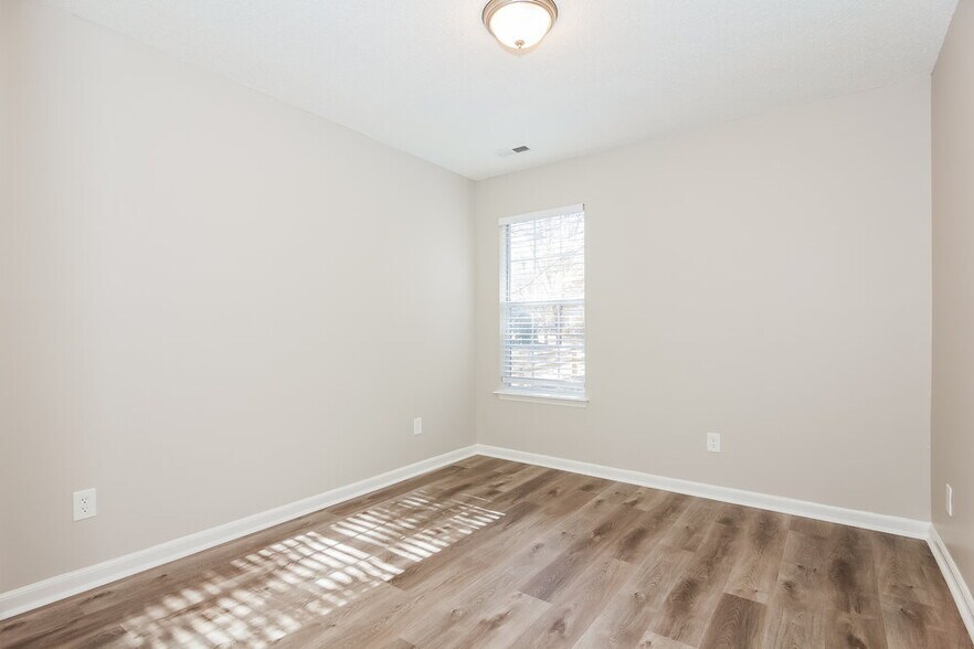 Building Photo - 2222 Sloan Dr