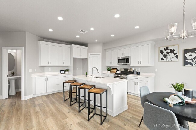 Building Photo - Stunning 4-Bedroom Home!