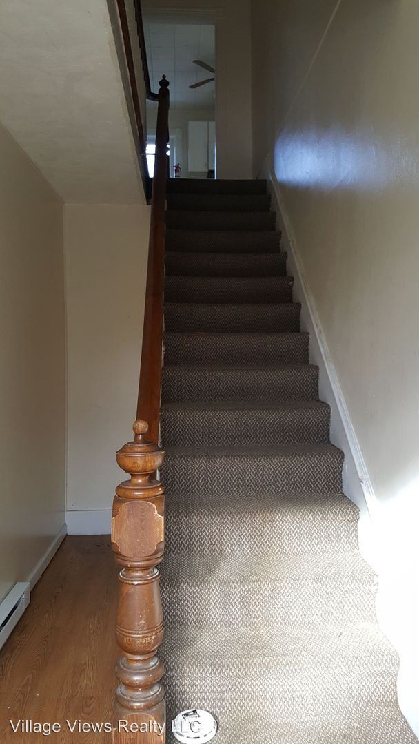 Building Photo - 102 E Brown St