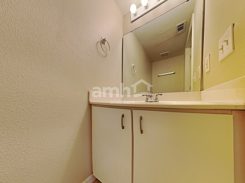 Building Photo - 16000 Wilkinson Dr