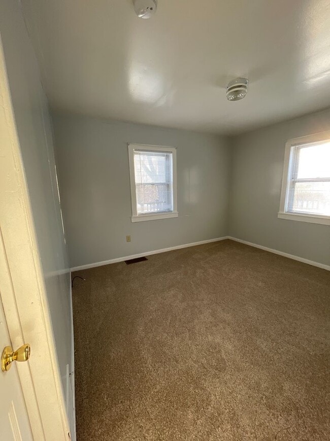 Building Photo - Older 2 bedroom house with a large yard