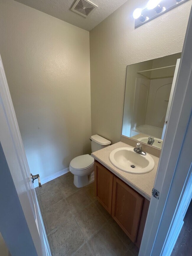 Building Photo - Stylish 2-Bed Modern Home at an Unbeatable...