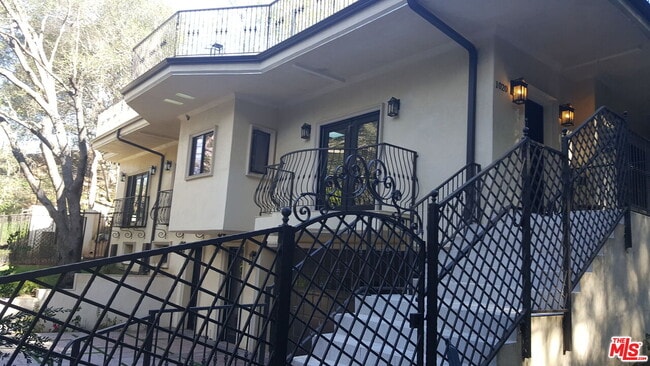 Building Photo - 1020 Moraga Dr