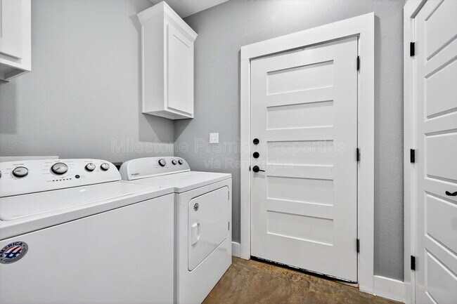 Building Photo - 1501 S 7th Ave