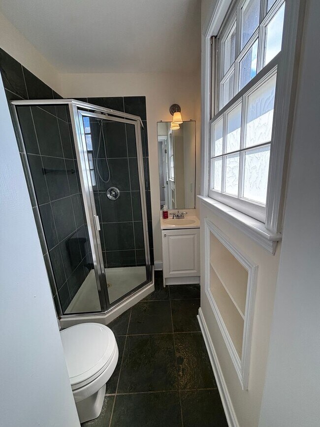 Building Photo - 2 Bedroom 2 Bathroom in The Charleston Pen...