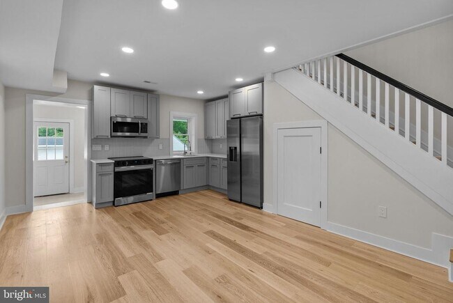 Building Photo - 334 Maple Ave