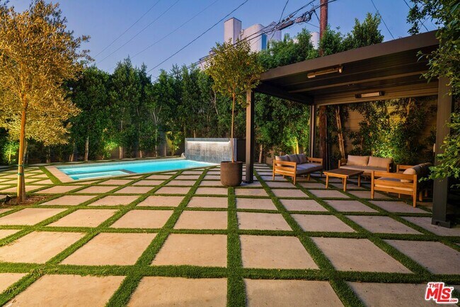Building Photo - 1130 N Poinsettia Pl