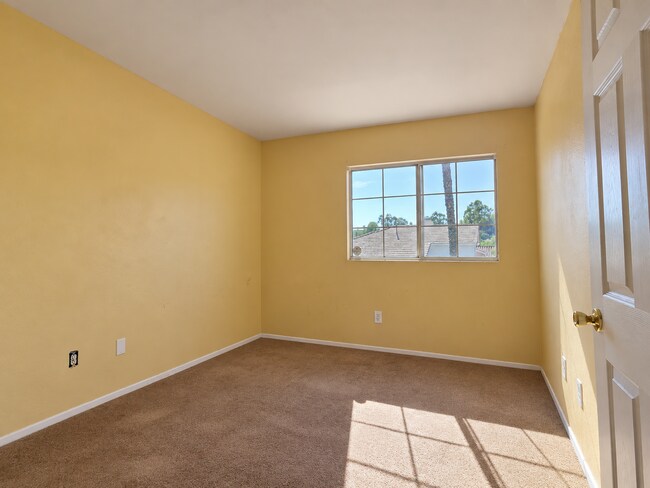 Building Photo - 635 Hillhaven Dr