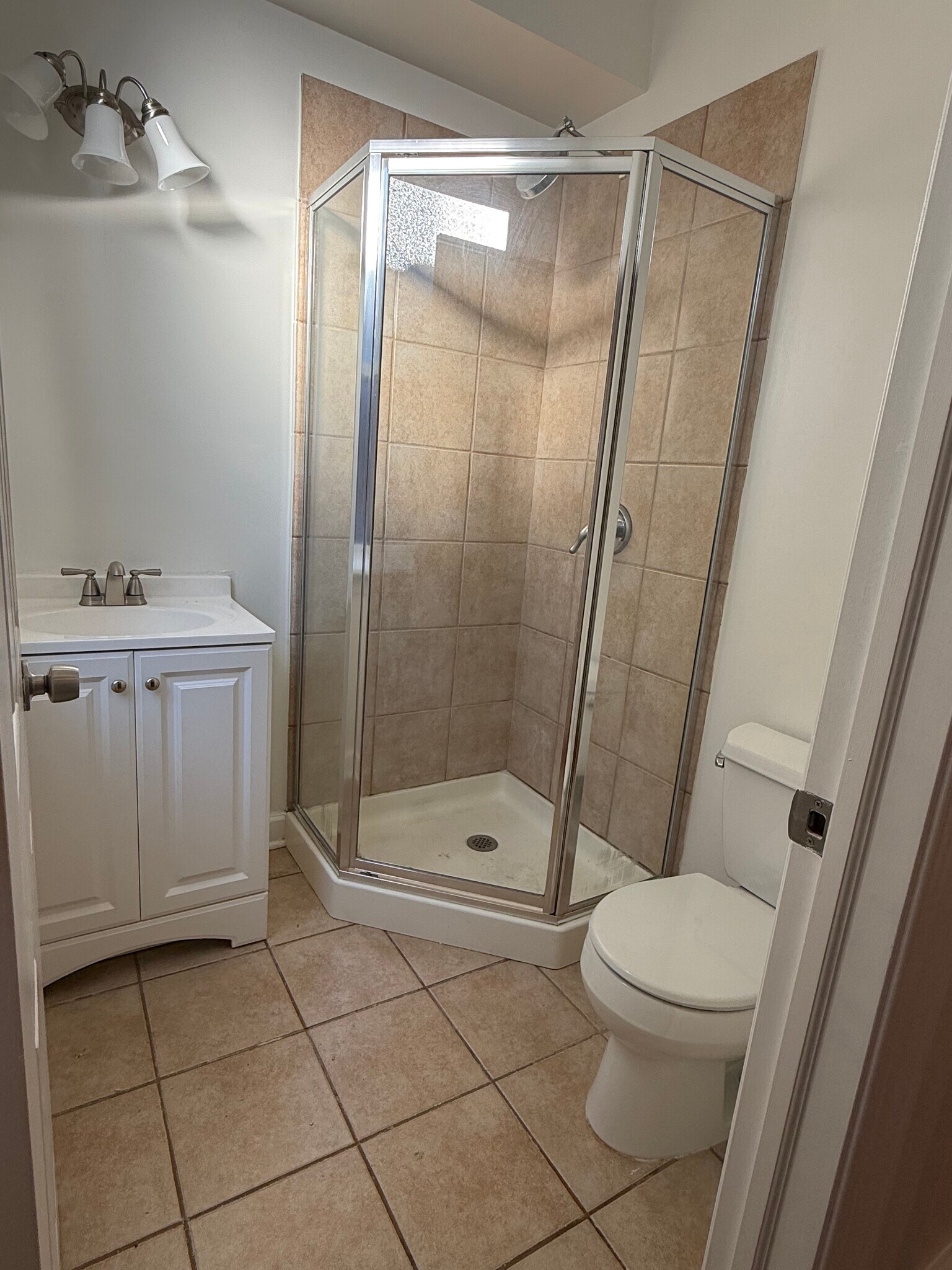 Building Photo - 6204 N Claremont Ave