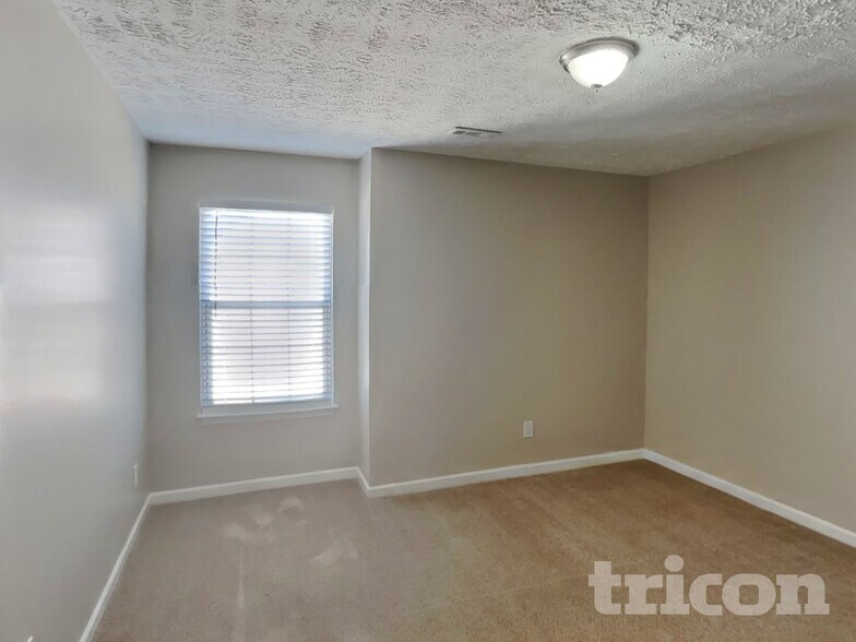 Building Photo - 4028 Deer Run Trce