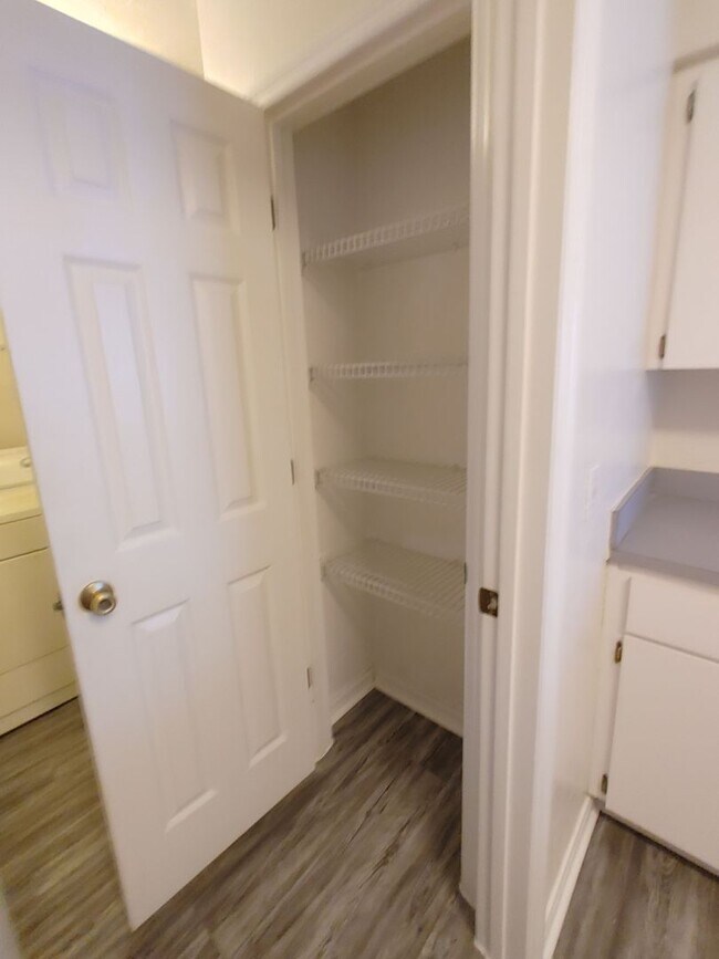 Building Photo - *RENT SPECIAL $100 OFF RENT NEW PRICE $195...