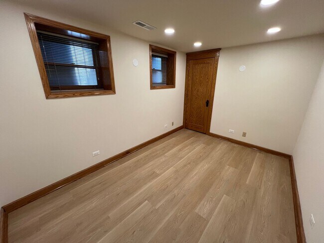 Building Photo - Stunning updated Wrigleyville 4-bed, 3-bath duplex featuring a modern kitchen, renovated baths & ...