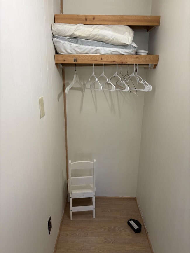 Building Photo - Great One Bedroom Furnished Apartment in H...