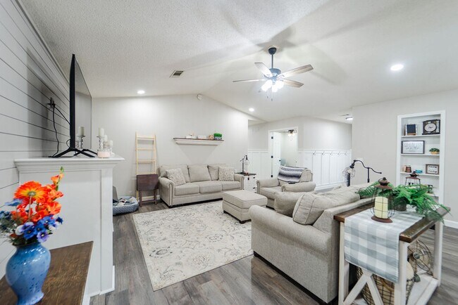 Building Photo - Charming 4 bedroom, 3 bathroom with lots of outdoor living space.