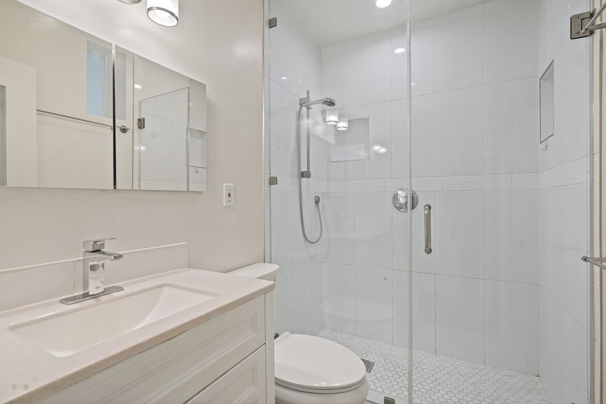 Building Photo - 5943 Carlton Way