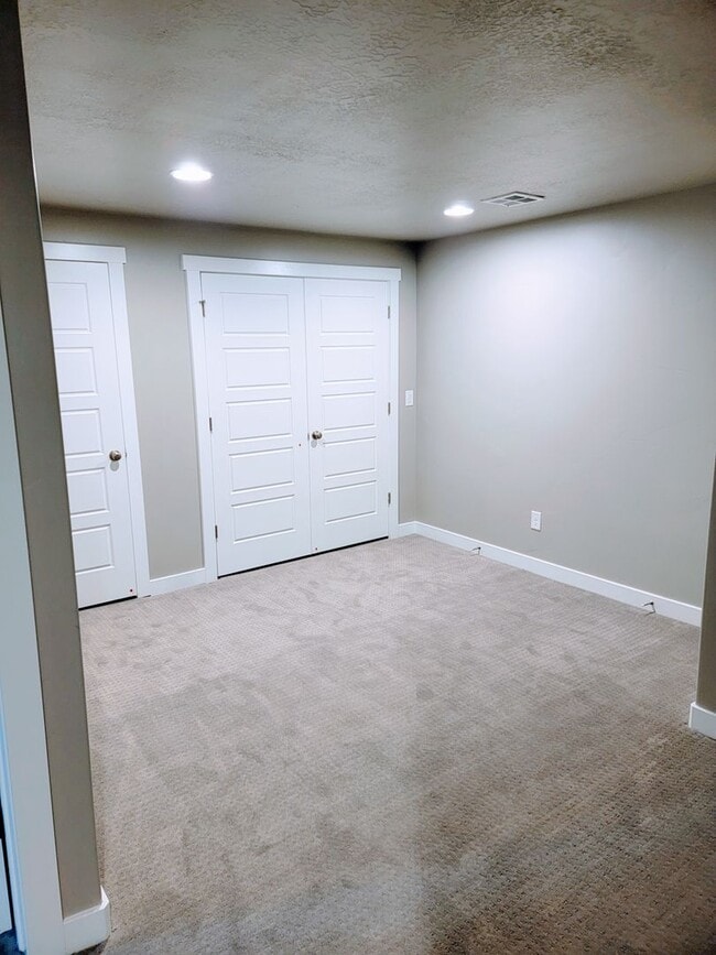 Building Photo - Gorgeous Townhome!!!