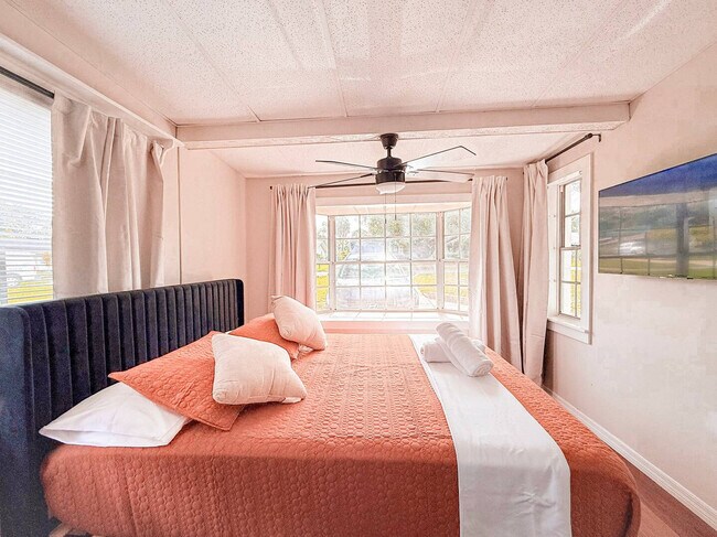 Building Photo - 904 15th St NE