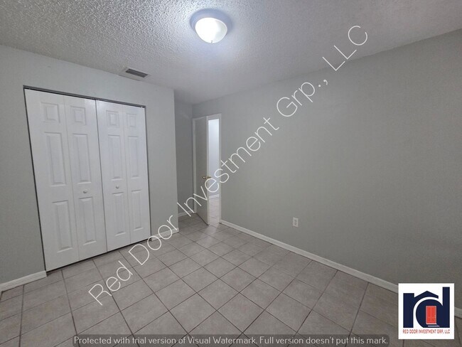 Building Photo - Spacious 3/1 Duplex with Laundry Room