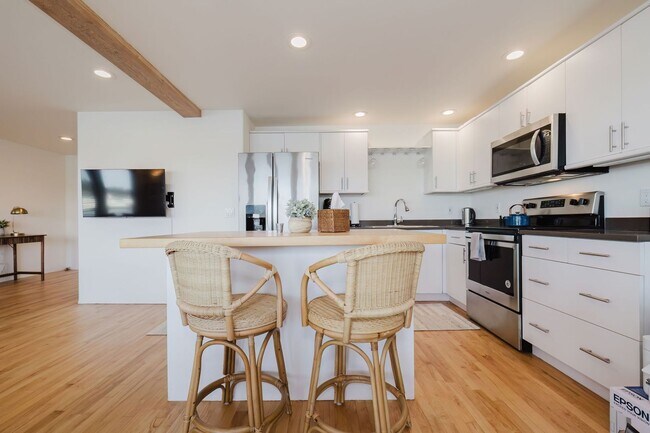 Building Photo - Furnished Bainbridge Island Waterfront Home with Incredible Views