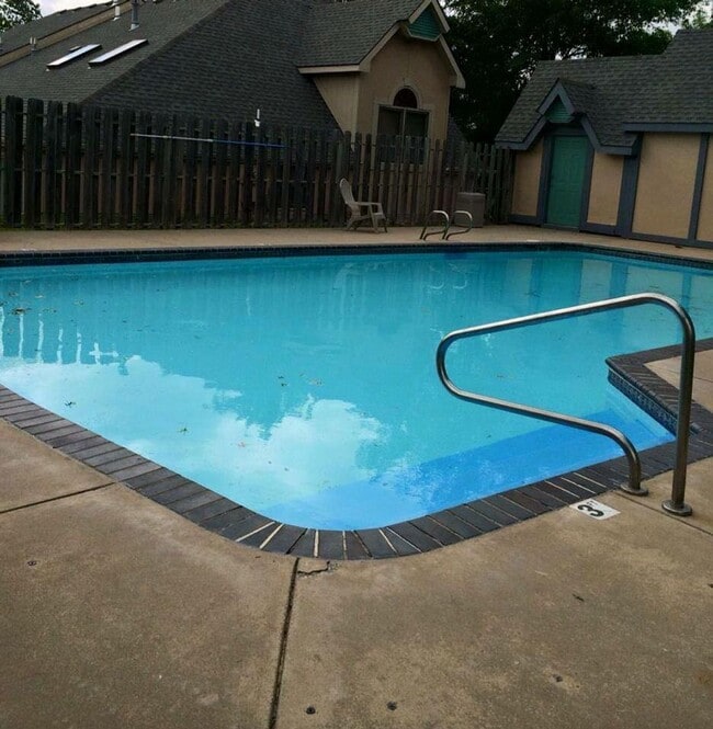 Building Photo - Updated 3bed 2 bath with fenced in yard!