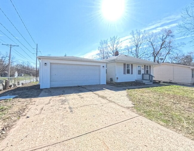 Building Photo - Newly remodeled 2 Bedroom 1 Bath Home