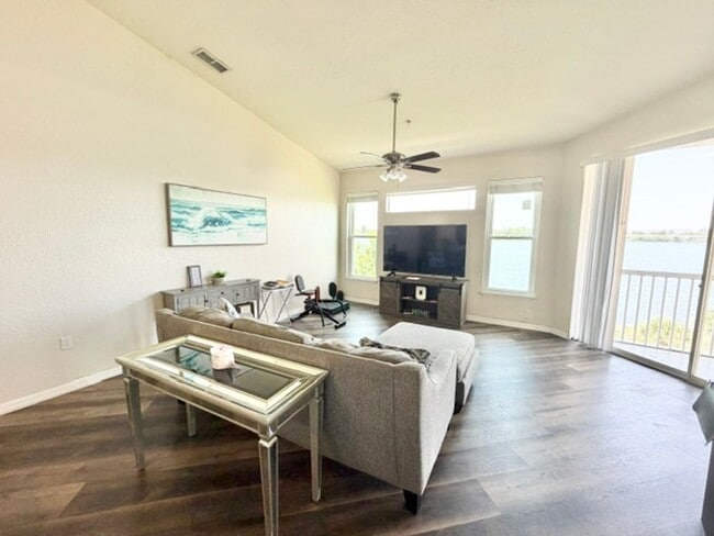 Building Photo - Maitland - 2 Bedroom, 2 Bathroom - $1,950.00