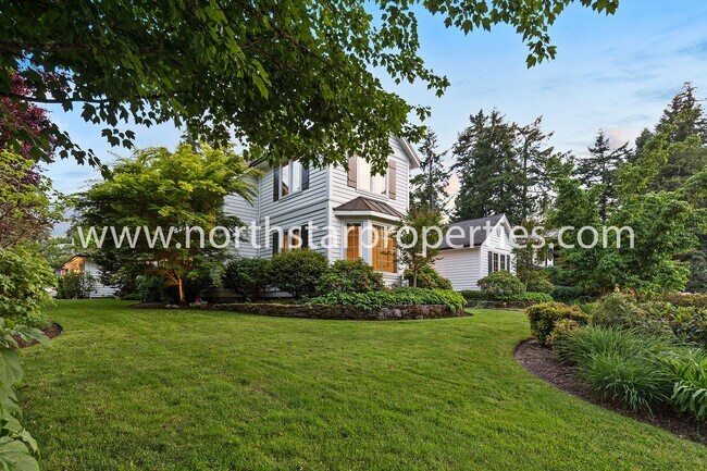Building Photo - Custom Built Lake Oswego Home Near Lakerid...