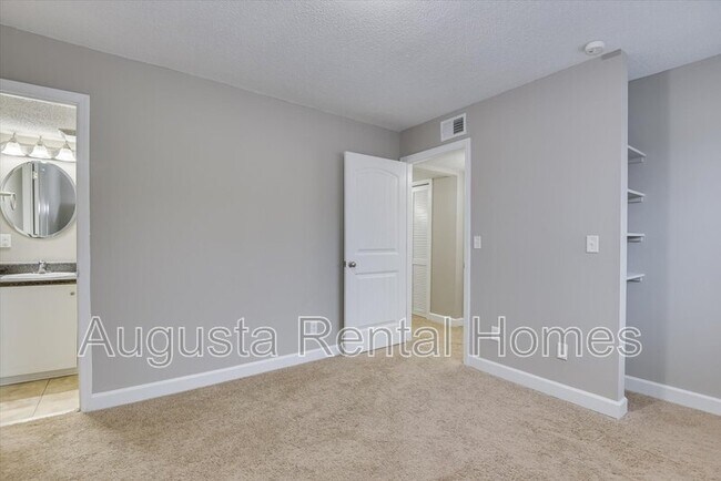 Building Photo - 2905 Arrowhead Dr