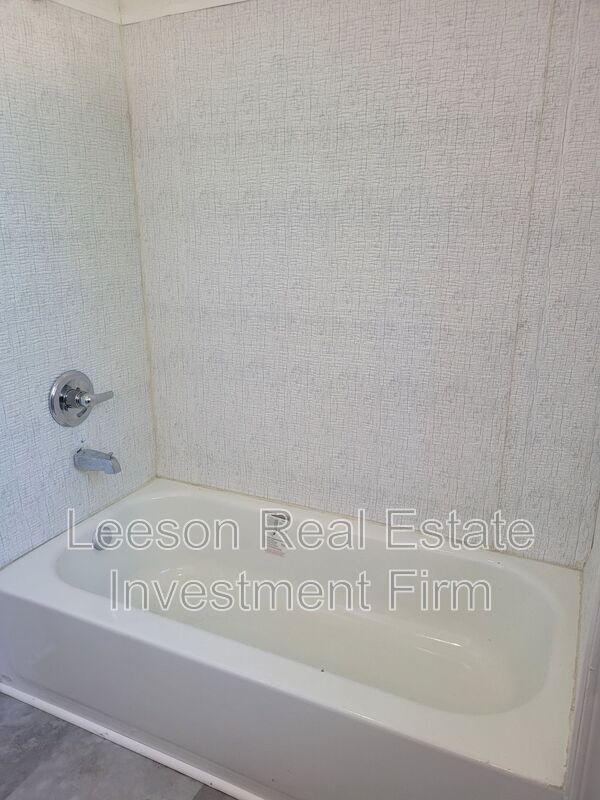 Building Photo - 310 Kings Hwy