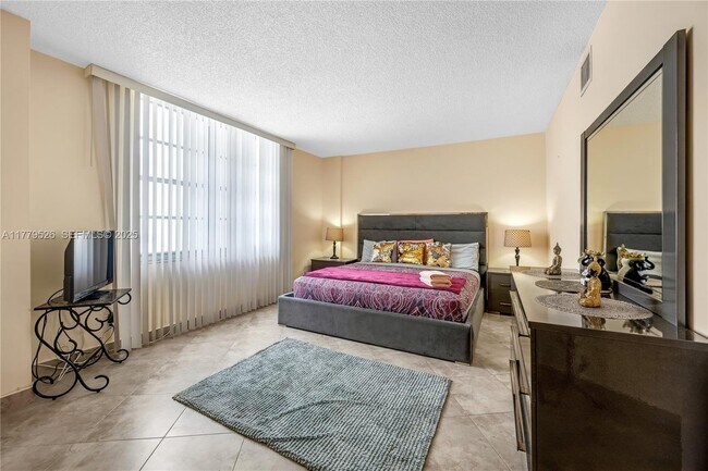 Building Photo - 3725 S Ocean Dr