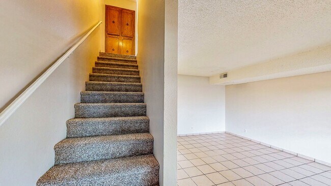 Building Photo - 2 BEDROOM 1 1/2 BATH TOWN HOME