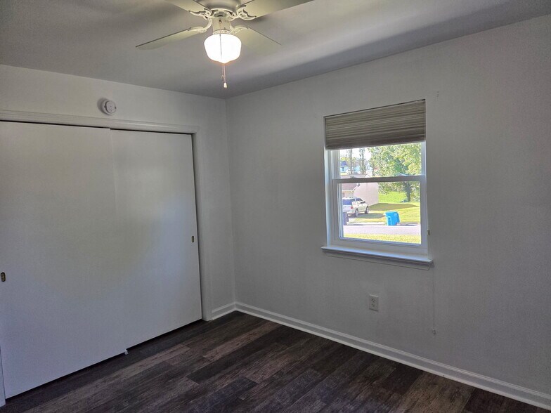 Master bedroom - 1802 Edmund Ave NE