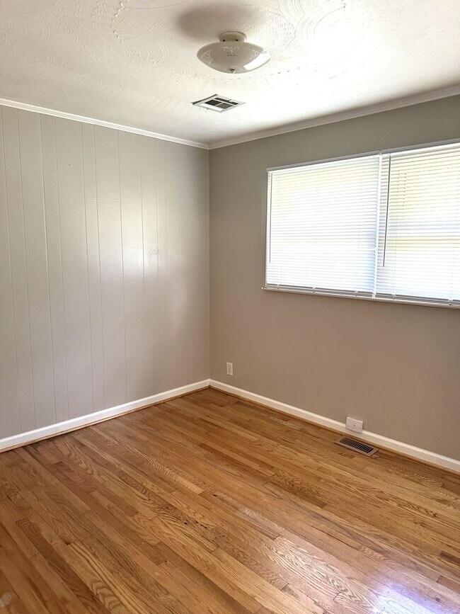 Building Photo - IMMACULATE ONE LEVEL HOME AVAILABLE IN SUR...