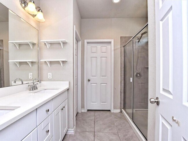 Building Photo - 128 Flexus Ln