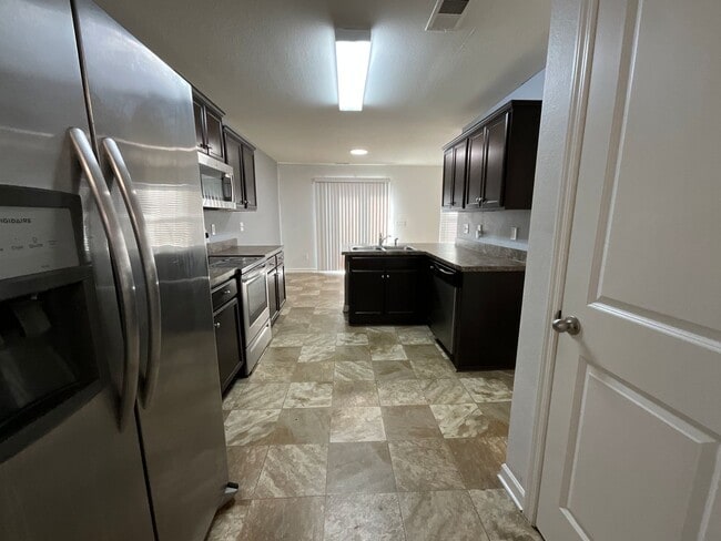 Building Photo - Large 5 bedroom home in Established Neighborhood ready to rent!