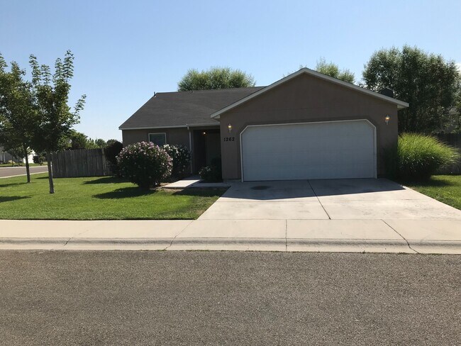 Building Photo - 3 bed/ 2 bath... 2 car garage... Single Level...In the Meadowbrook Subdivision.