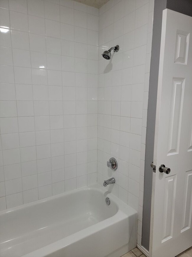 Building Photo - 3/2/2 in South Pointe with Lots of Features