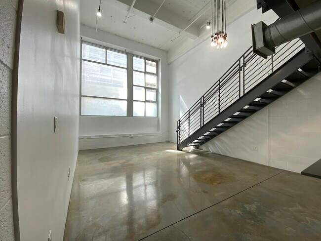 Building Photo - 1130 Flower St