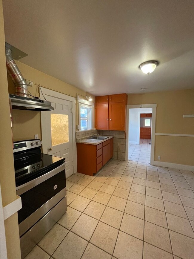 Building Photo - Charming Craftsman-Style Oversized 1 Bedro...