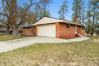 Building Photo - 5 Bed 2 Bath Spacious 3200 sq/ft Lower South Hill brick rancher property