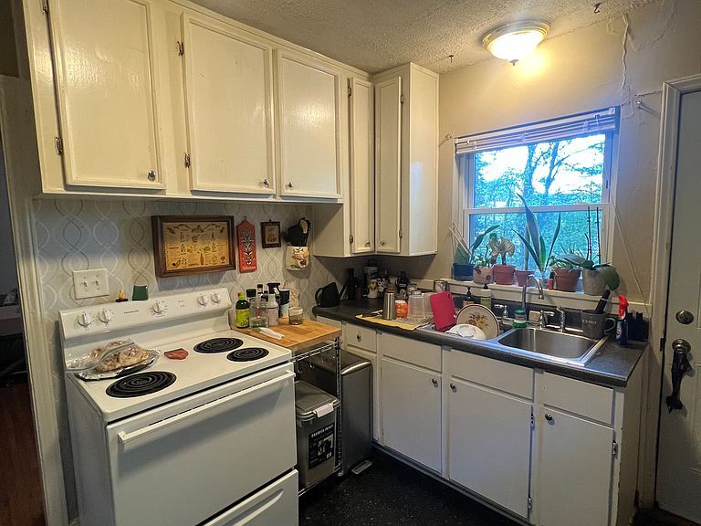 Building Photo - 4025 Hiddenbrook Dr