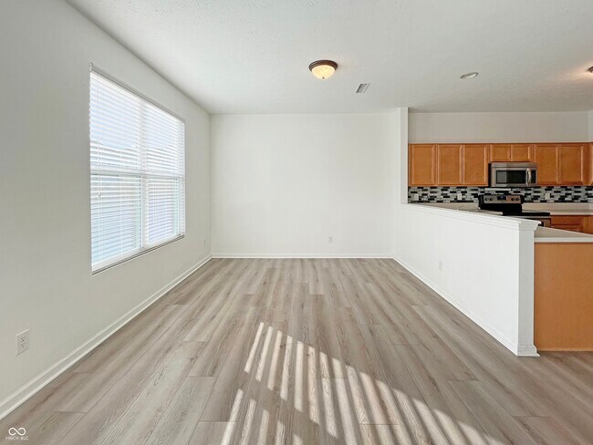 Building Photo - 5773 Bluff View Ln