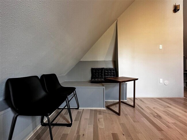 Building Photo - 914 E 39th St