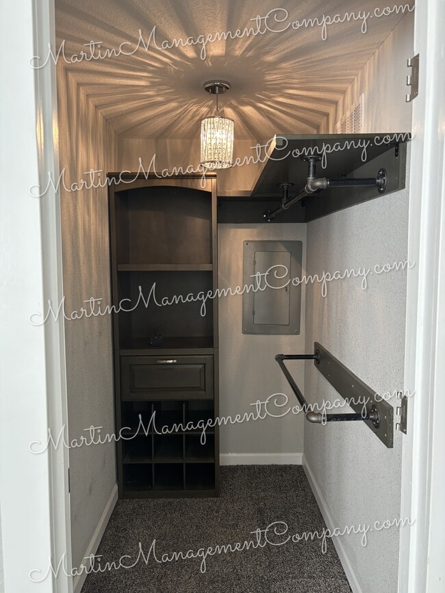 Building Photo - 1528 E 6th St