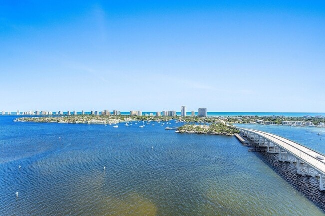 Building Photo - 2640 Lake Shore Dr