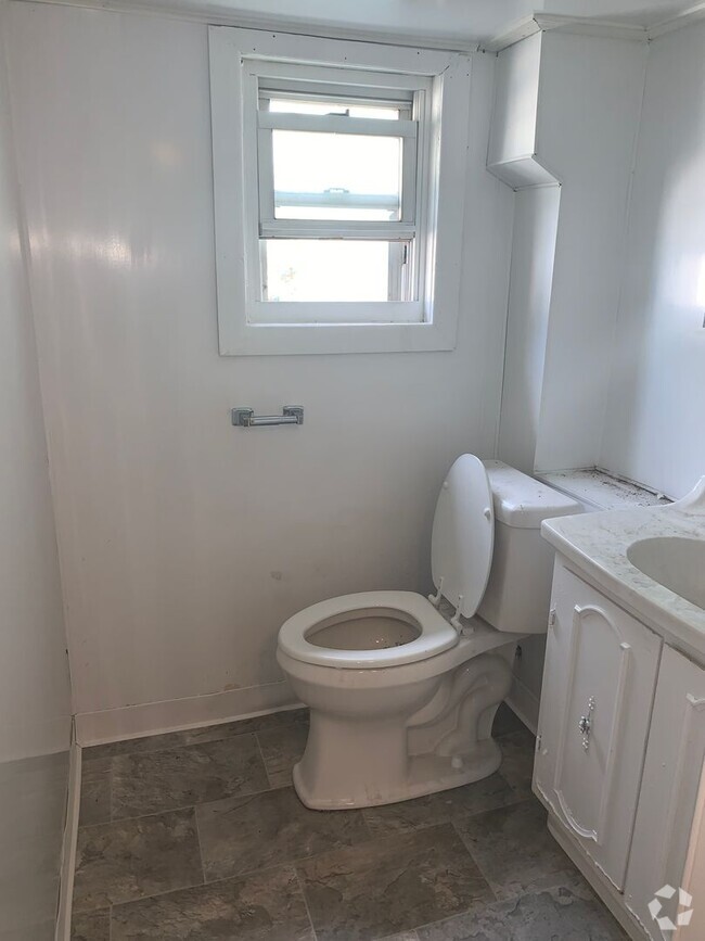 Building Photo - 3 bedroom 1.5 bathroom located in Carlisle...