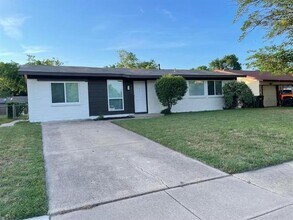 Building Photo - 1605 Hawthorne Ln