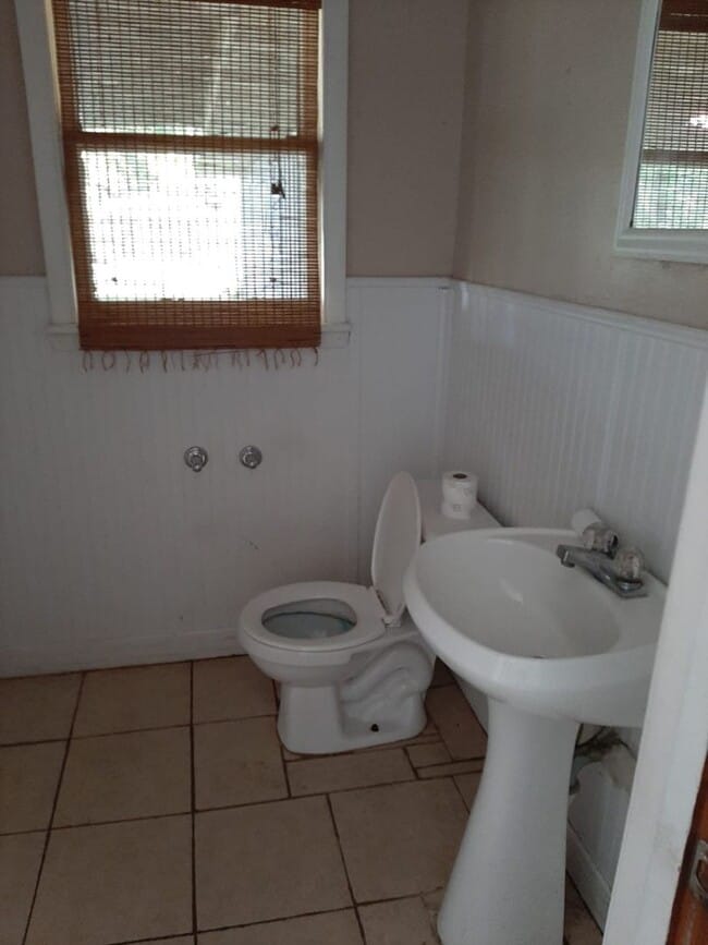 Building Photo - 5 Bedroom House in a great Neighborhood!